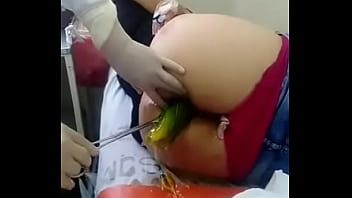 Play Medico le saca gran pepino atorado a morra del culo