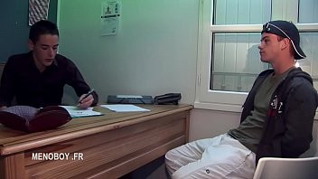 Play Un jeune policier ne résiste pas au charme du délinquant