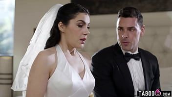 Play Italian bride Valentina Nappi buttplugged on the day of the wedding