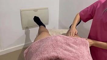 Play The masseuse who is a friend of my girlfriend gets horny and gives me a handjob and a blowjob until I finish cumming