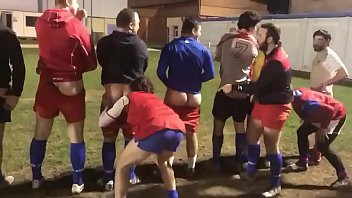 Play CurtoPezaoBH - Jogadores de Rugby beijando cu suado