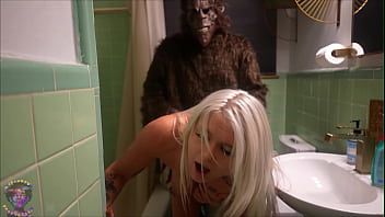 Play The Legend Of Big Foot : No Whores Make It Out Alive