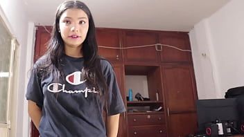 Play FRIEND puts a big cock and fucks the Neighbor's mouth while the program? oral creampie - porn in spanish - real homemade