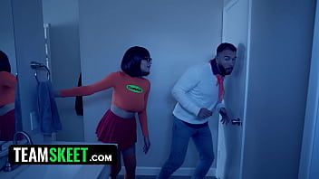 Play Jinkies! Velma & Fred Are Trying To Solve A Mystery In A Creepy House But They Fuck Instead