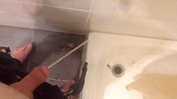 Play Einfach in die Dusche meines Cousin gepisst