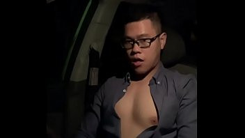 Play Mặc đồ công sở sục trong xe hơi có xe chạy ngang qua :)))