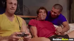 Play Muscular Hunks in Hot Threesome