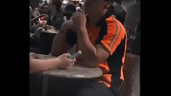 Play Hetero se calienta y le da pija a un pasivo que lo encuentra en un shopping / Argentina