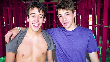 Play Cute twink gets paid to have sex