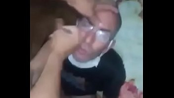 Play Coroa do sexo mamando dois dotados