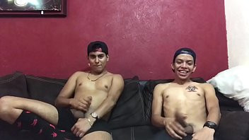 Play Mi amigo el hetero se deja chupar la verga por mi