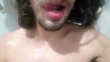 Play Mostrando minha pica no banho