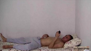 Play RAFAEL FERRAZ NÃO AGUENTA DE TESÃO AO VER MICHAEL PLATINY DORMINDO DE BUNDA PRA CIMA