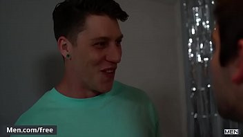 Play Sexy Frat Guys Sharing Dicks In Group Sex - Men.com