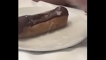 Play Eating up a cum chocolate eclair
