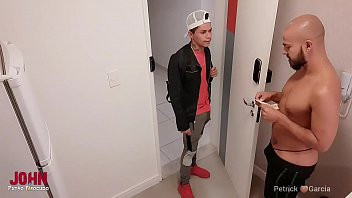 Play Cliente paga 100$ ao entregador para fazer sexo e deixar filmar