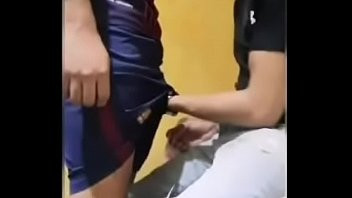 Play Se calienta y termina chupando la pija de su amigo, Argentina