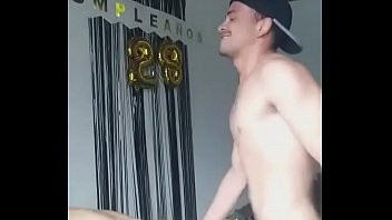 Play Mi novio culon cumple 28 años y le regalé un suspensor y me lo follé en cuatro para estrenarlo