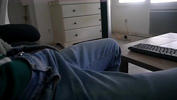 Play Je touche mon pote hetero qui regarde un porno / French amateurs