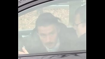 Play Flagrou o amigo chupando o pau do professor dentro do carro