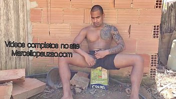 Play Cafuçu tocando atrás da casa