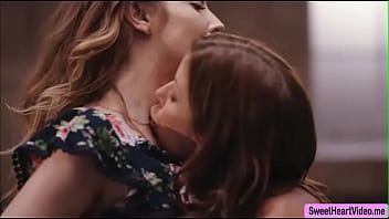 Play Two Hot Ladies licks each others pussies