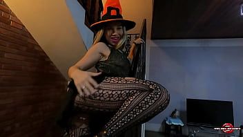 Play The delicious little witch Melody Antunes enjoyed Halloween with Eddie from Iron Maiden and brought tricks and treats, happy Halloween!